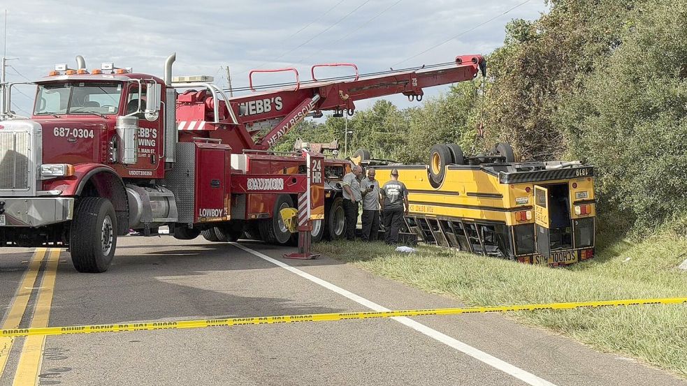 Bei einem Busunfall sind zwei Menschen getötet worden. Foto: Uncredited/Polk County Sheriff’s Office/AP/dpa