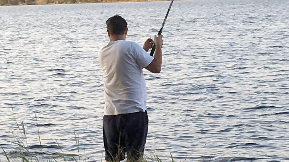 Angeln in Ostfriesland: Um an der Küste und in den Binnengewässern zu angeln, benötigt man bisher grundsätzlich keinen Fischereischein. Foto: Melanie Hanz