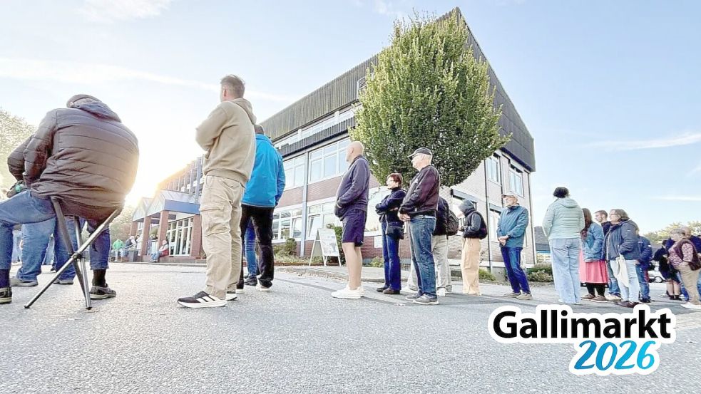 Der Verkauf der Bummelpässe für den diesjährigen Gallimarkt hat begonnen. Unter anderem vor dem Verlagshaus in Logabirum bildete sich eine lange Schlange. Foto: Klaus Ortgies