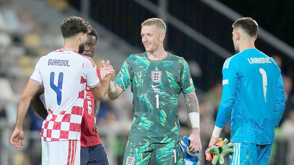 Jordan Pickford (M) muss sich vor Gericht verantworten. Foto: Darko Bandic/AP/dpa