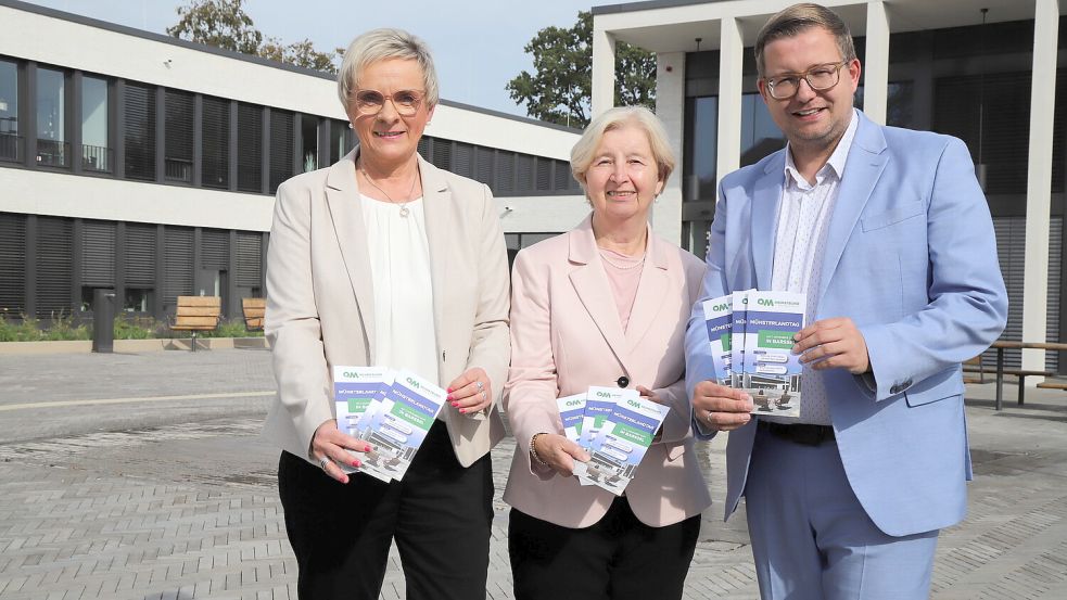 Stellten bei der Gemeinde Barßel das Programm des Oldenburger Münsterlandtages des Heimatbundes Oldenburger Münsterland (von links): Heimatbund-Präsidentin Manuela Honkomp, Heimatbund-Geschäftsführerin Gisela Lünnemann und Barßels Bürgermeister Nils Anhuth. Foto: Hans Passmann