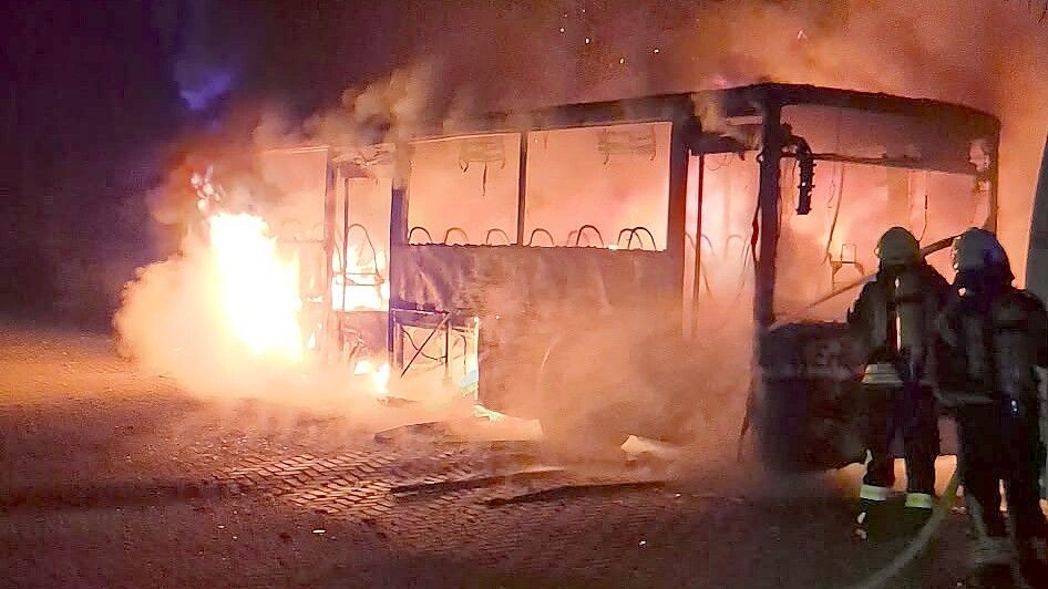 In Idafehn-Nord brannte in der Nacht ein geparkter Bus. Die Feuerwehr Potshausen konnte ein Übergreifen der Flammen auf ein weiteres Fahrzeug verhindern. Foto: Feuerwehr Potshausen