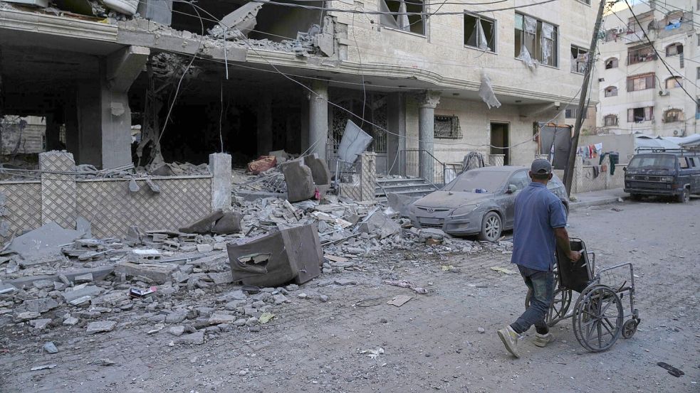Bei dem israelischen Luftangriff auf einen Hamas-Führer wurden nach Angaben von Rettungskräften mindestens fünf Palästinenser getötet.  Foto: Jehad Alshrafi/AP/dpa