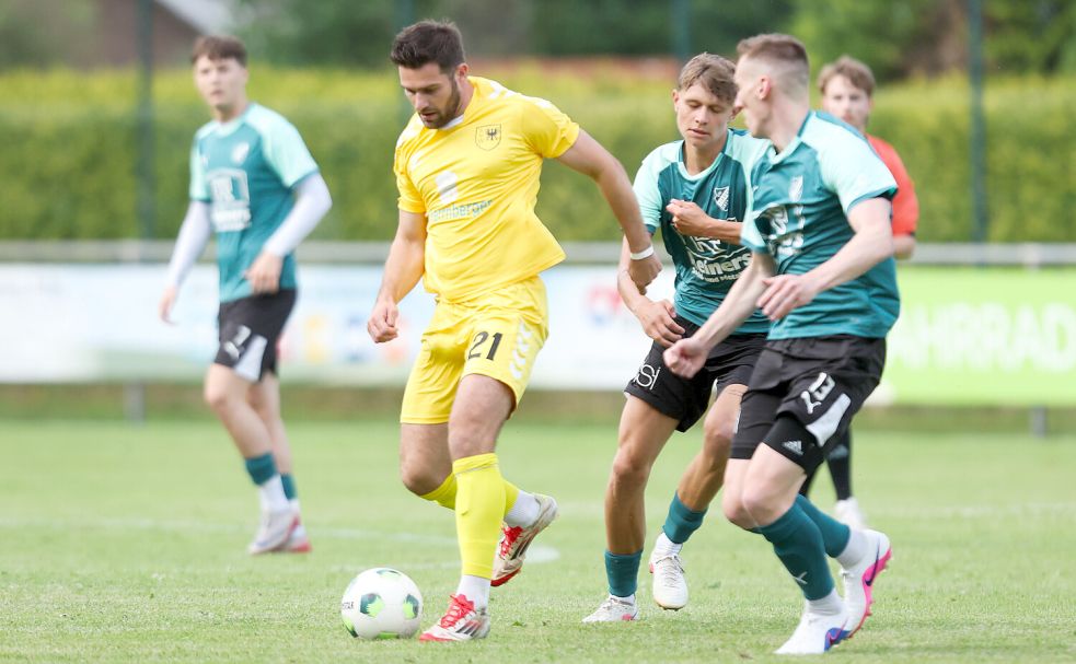 Tido Steffens (am Ball) beweist seine Torgefahr auch im Dress des SV Wilhelmshaven. Foto: Imago