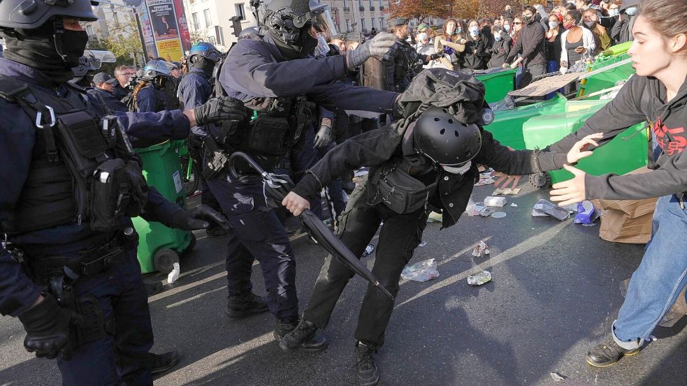 Die Polizei hat angesichts der Proteste ein Großaufgebot mobilisiert. Foto: Aurelien Morissard/AP/dpa
