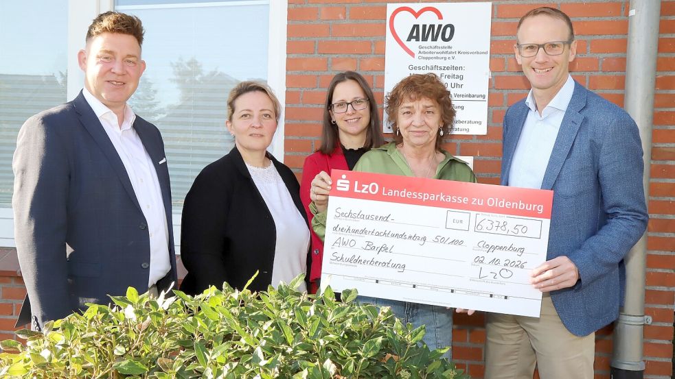 Damit die Schuldnerberatung durch die AWO Barßel fortgeführt werden kann, gab es einen Scheck von der Landessparkasse zu Oldenburg: (von links) Frank Naber, Elena Dannebaum, Stefanie Hupens, Brigitte Siebum und Volker Raker. Foto: Hans Passmann
