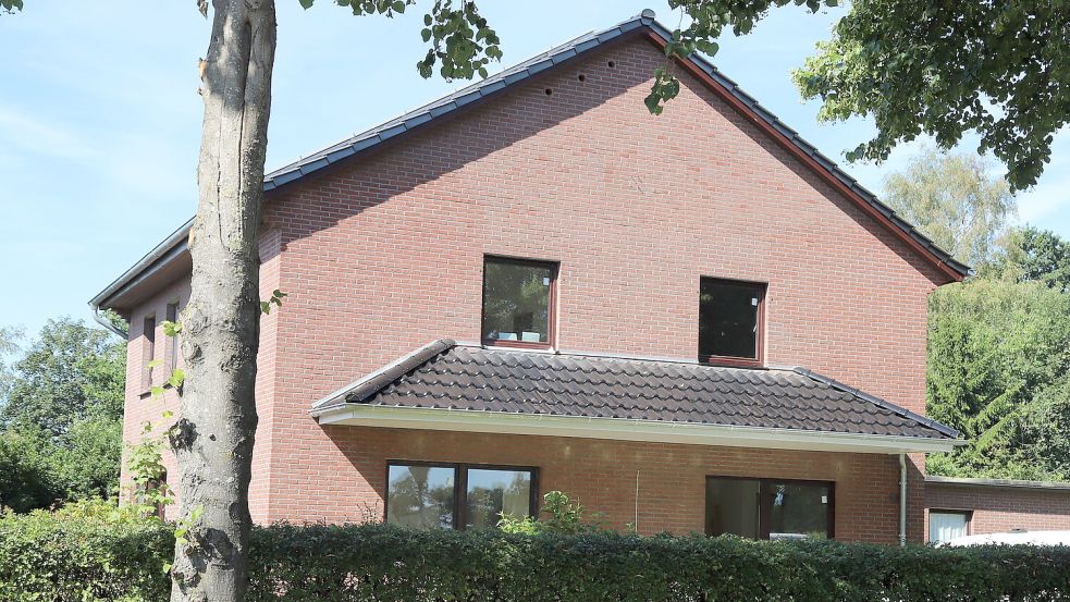 In diesem Gebäude an der Dorfstraße in Harkebrügge sollte die zweite Kindertagesstätte eingerichtet werden. Doch vorerst wird es keine weitere Einrichtung in Harkebrügge geben. Foto: Hans Passmann