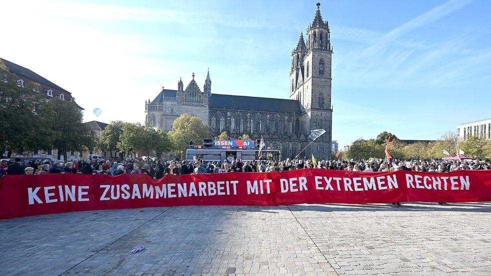 Vor dem Landtag gab es Protest. Foto: Hendrik Schmidt/dpa