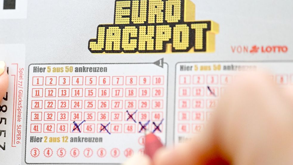 Beim Eurojackpot tippen die Teilnehmer fünf Zahlen und zwei Zusatzzahlen. Foto: Bernd Weißbrod/dpa