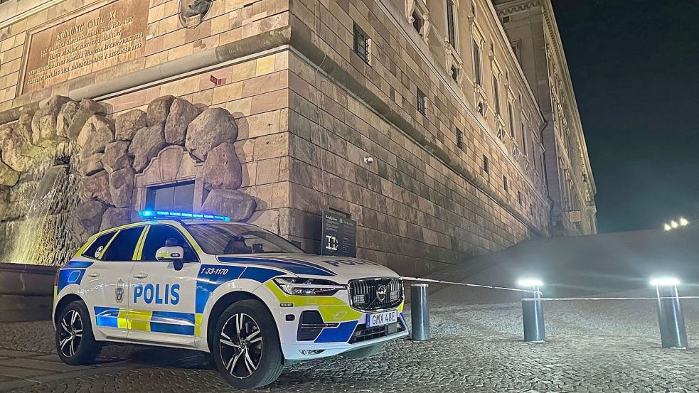 Am Königsschloss in Stockholm war die Polizei im Einsatz. Foto: Steffen Trumpf/dpa