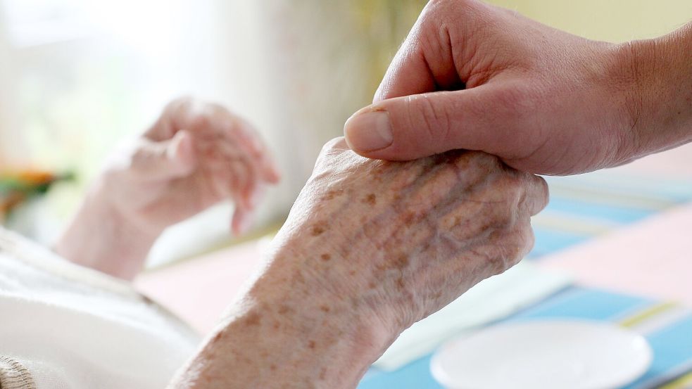 Wenn die helfende Hand zu der eines Täters wird: Auf Hilfe angewiesene Menschen können leichter Opfer von Straftaten werden. (Symbolbild) Foto: Oliver Berg/dpa
