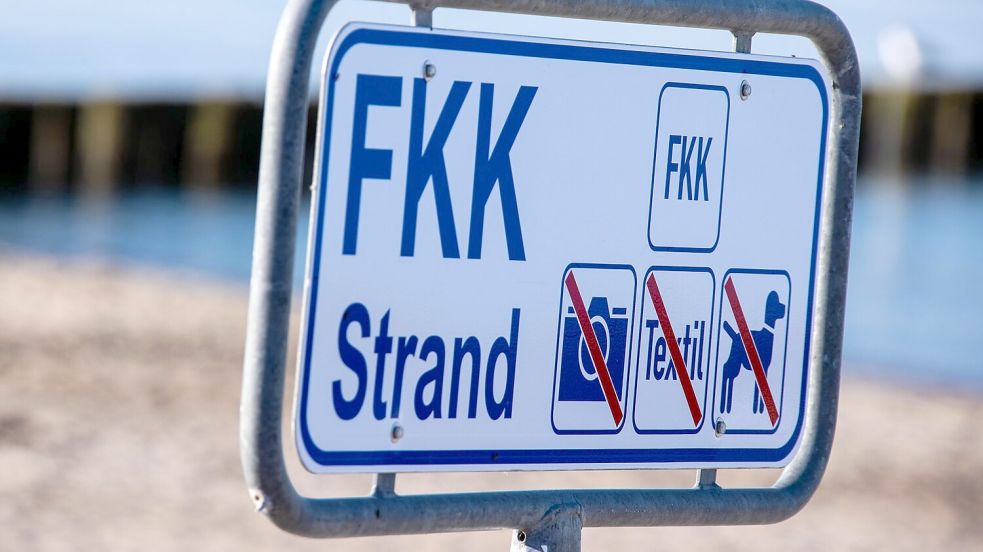 Wenn jemand nackt am Strand liegt, bedeutet das nicht, dass sie oder er dort fotografiert werden darf. (Symbolbild) Foto: Jens Büttner/dpa-Zentralbild/ZB