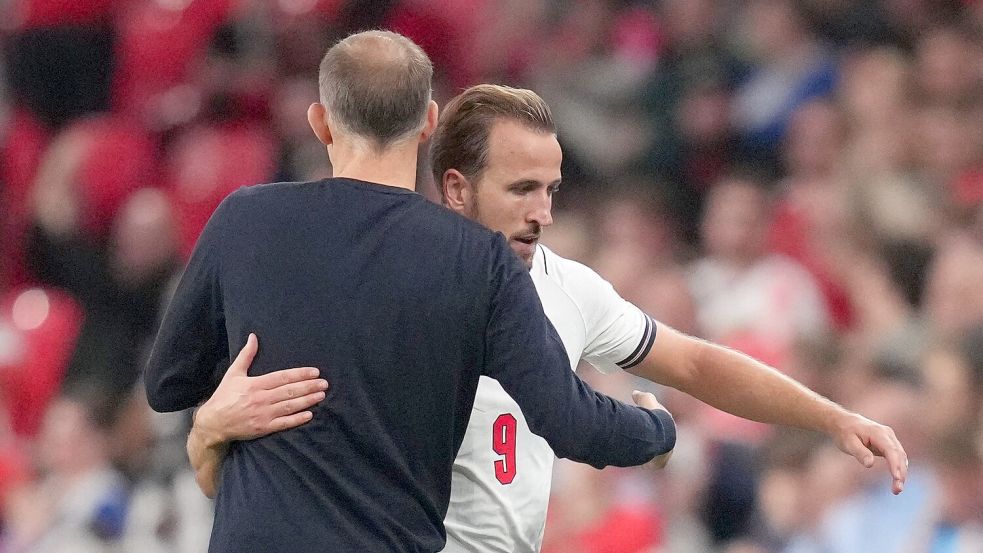 Von seinem Trainer Thomas Tuchel (l) bekam Harry Kane nach seinem Rekordspiel Lob.  Foto: Kirsty Wigglesworth/AP/dpa
