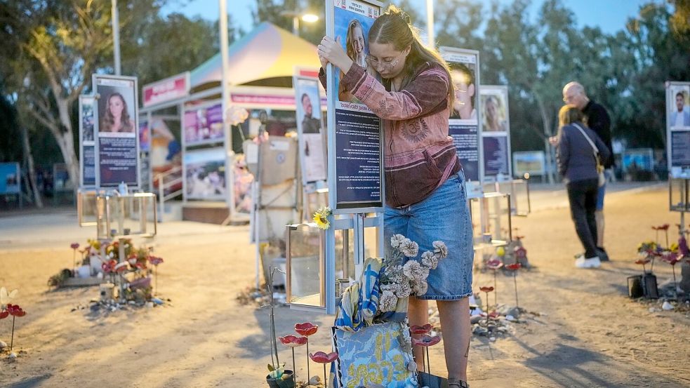 Bei dem Massaker der islamistischen Hamas und anderer extremistischer Gruppierungen in Israel wurden rund 1.200 getötet, darunter viele auf dem Nova-Musikfestival in der Nähe des Kibbuz Reim. Foto: Ohad Zwigenberg/AP/dpa