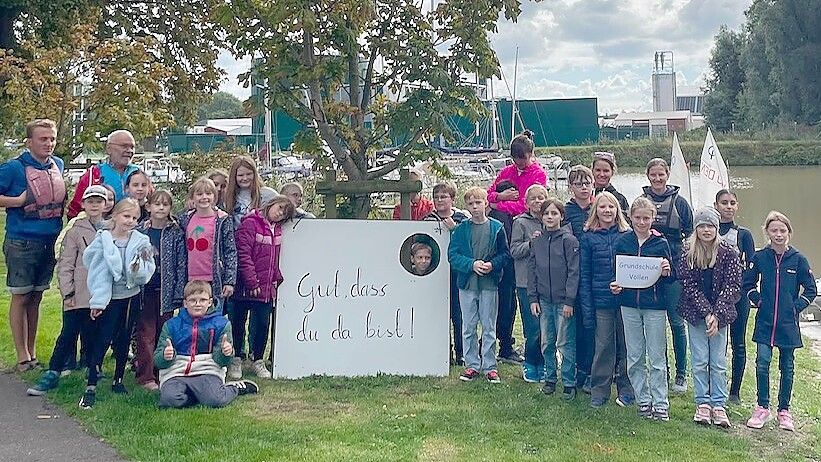 Die Kinder der Grundschule Völlen erkundeten beim Besuch des Yachtclubs Papenburg den Hafen vom Wasser aus und sammelten erste Erfahrungen im Bootfahren und Segeln. Foto: privat