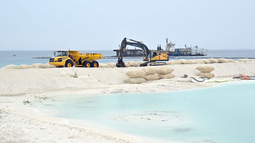 Auf dem Inselstaat Tuvalu wird versucht, sich gegen den steigenden Meeresspiegel zu wappnen.  Foto: Mick Tsikas/AAP/dpa