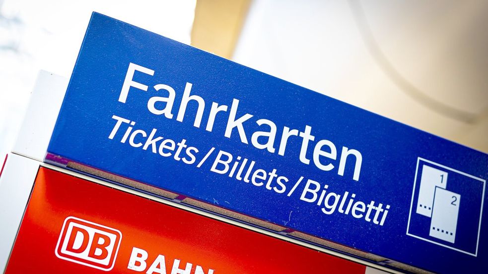 Von den günstigeren Monatskarten profitieren nach Bahn-Angaben auch diejenigen, die bislang ein Jahresabo haben. (Archivbild) Foto: Moritz Frankenberg/dpa