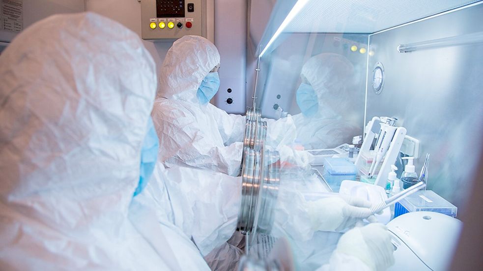 In Irkutsk werden mögliche Kontaktpersonen einer toten Wissenschaftlerin untersucht. (Archivbild)  Foto: Uncredited/The Irkutsk Anti-Plague Research Institute of Siberia and Far East/AP/dpa