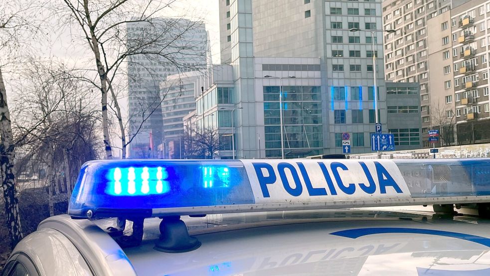 Ein Streifenwagen der polnischen Polizei (Policja) steht auf einer Straße. (Symbolbild) Foto: Doris Heimann/dpa