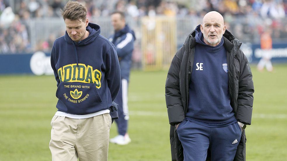 Die Wege von Kickers Emden (links Henning Rießelmann) und Stefan Emmerling haben sich im Sommer getrennt. Foto: Imago/ Jens Doden