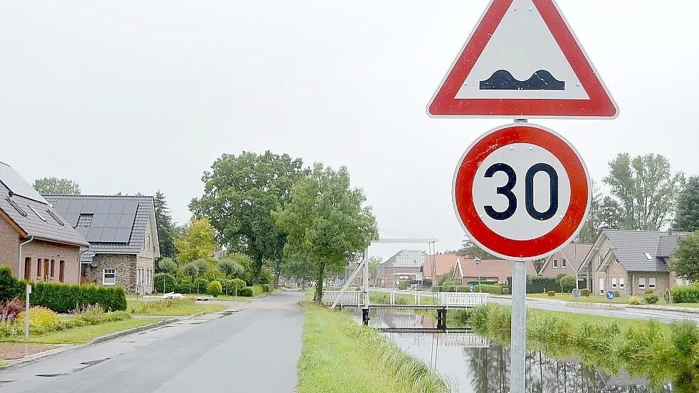 Die östliche Seite der 3. Südwieke (rechts) in Rhauderfehn wird zwischen Rajen und Papenburger Straße gesperrt. Die Westseite (links) bleibt dagegen befahrbar – aber mit Einschränkungen. Foto: Archiv/Holger Weers