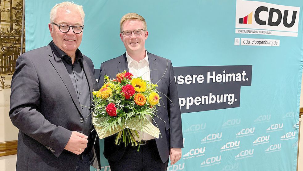 CDU-Kreisvorsitzender Christoph Eilers (links) gratuliert seinem Landstagskollegen Lukas Reinken zum Ergebnis. Foto: Eike Friebert / CDU