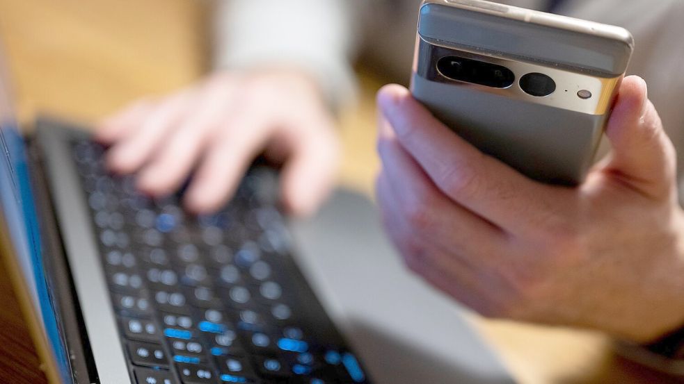 Ob mit dem Handy oder am Computer: Viele Haushalte im Landkreis Leer profitieren vom Ausbau der schnellen Internetverbindungen. Foto: Monika Skolimowska/dpa