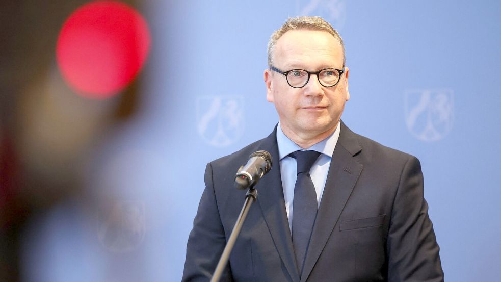 Justizminister Benjamin Limbach hofft auf weitere Erfolge gegen Cybercrime. Foto: Christoph Reichwein/dpa