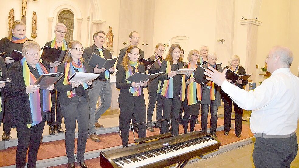 Der Chor „Molekül“ mit Holger Niestroj als Dirigent 2022 beim Advents- und Weihnachtskonzert in der Kirche St. Bonifatius auf. Archivfoto: Holger Weers