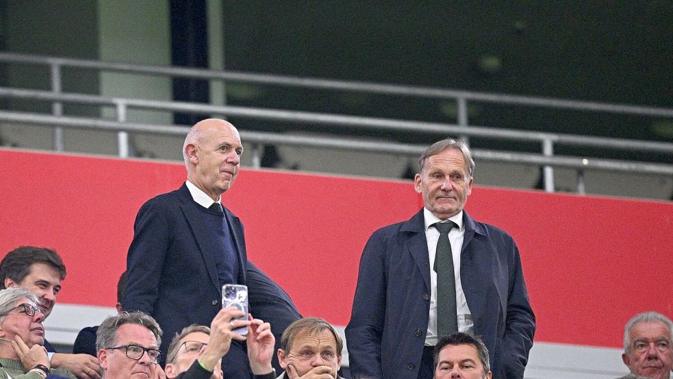 Bernd Neuendorf und Hans-Joachim Watzke (r) sprechen sich gegen Gianni Infantino aus. (Archivbild) Foto: Tom Weller/dpa
