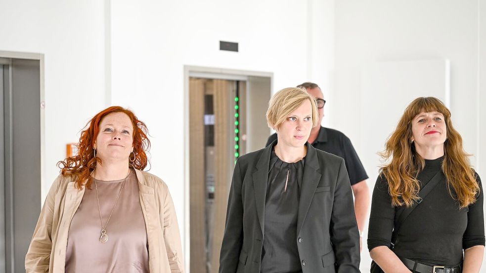 Die Berliner Parteivorsitzenden Bettina König (SPD, l-r), Nina Stahr (Bündnis 90/Die Grünen) und Kerstin Wolter (Die Linke) beraten mit Delegationen ihrer Parteien seit vergangener Woche über eine mögliche Regierungsbildung. (Archivbild)  Foto: Sören Stache/dpa