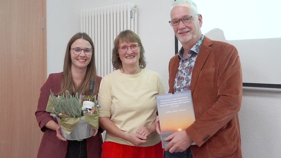 Dierka Janssen (von links) verabschiedete stellvertretend für den Ortsverein Potshausen Helga Meyer als Potshauser Ortsvorsteherin und Günter Harders als Ostrhauderfehner Bürgermeister. Fotos: Fenna Coordes/Gemeinde Ostrhauderfehn