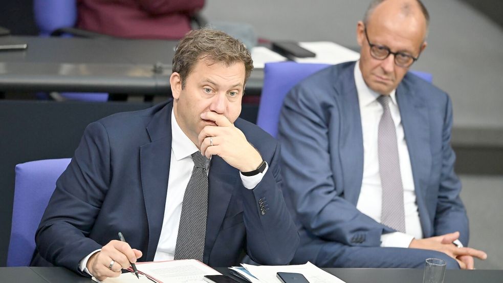 Merz und Klingbeil wirkten nachdenklich im Bundestag. Foto: Michael Brandt/dpa