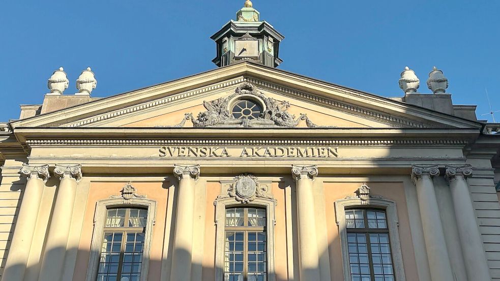 Die Schwedische Akademie hat in der Stockholmer Altstadt das Geheimnis gelüftet, wen sie mit dem Literaturnobelpreis auszeichnet. Foto: Steffen Trumpf/dpa