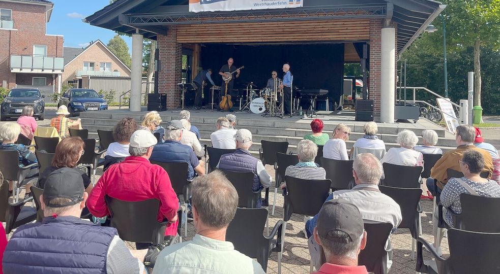 Bei Veranstaltungen auf dem Marktplatz in Rhauderfehn fehlt es für Besucher bislang oft an Schutz vor Sonne und Regen. Künftig soll für den Zuschauerbereich eine praktikable Lösung gefunden werden. Foto. Archiv/Norbert Kntisch