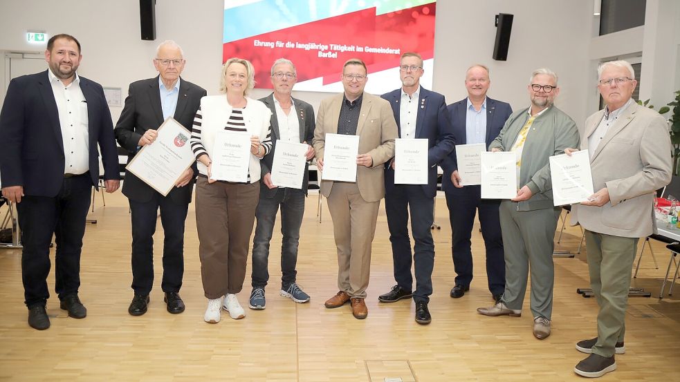 Ehrungen für langjährige Mitgliedschaft im Barßeler Gemeinderat (von links): Vitali Bastian, Hans Eveslage, Judith Vey-Höwener, Heino Willhaus, Nils Anhuth, Jan Block, Christoph Raming, Steffen Haak und Johannes Geesen. Foto: Hans Passmann.