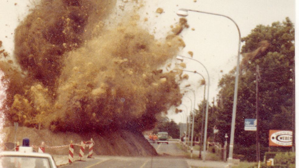 Dieses Bild zeigt eine der kontrollierten Sprengungen einer Mine auf der Hauptstraße in Ostrhauderfehn. Kurz zuvor war jedoch eine Weltkriegs-Bombe plötzlich in die Luft gegangen. Fotos: Sammlung/Egon Taute