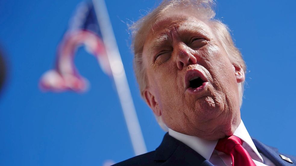 Trump will schon seit Wochen, dass alle „Superintelligenz“ statt KI sagen. Foto: Julia Demaree Nikhinson/AP/dpa