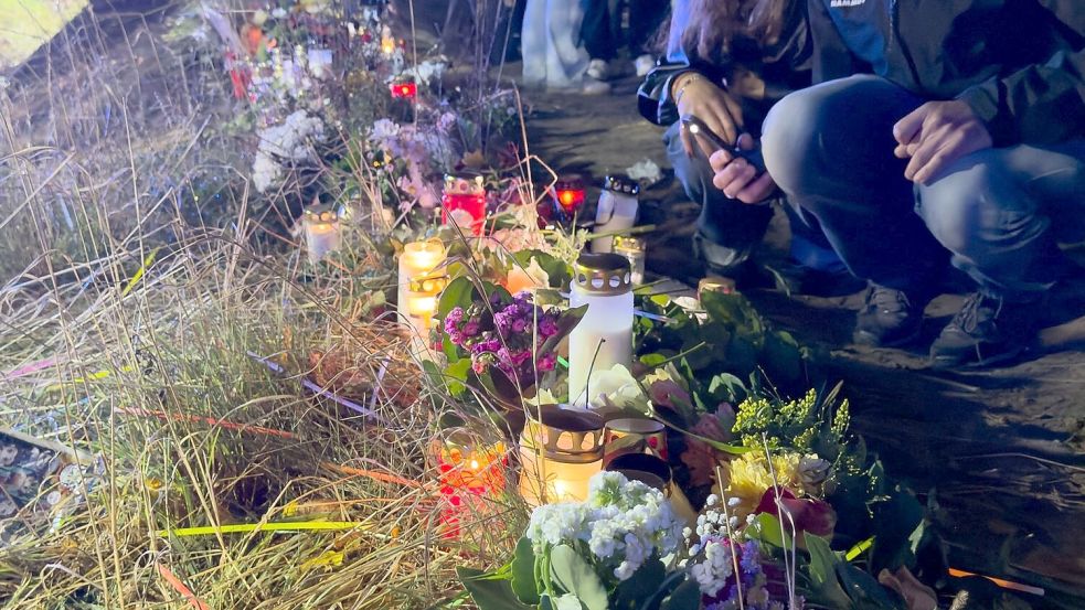 Am Abend nach dem schlimmen Unfall wurde an der Unfallstelle der Verunglückten gedacht Foto: Marco Porzig/dpa