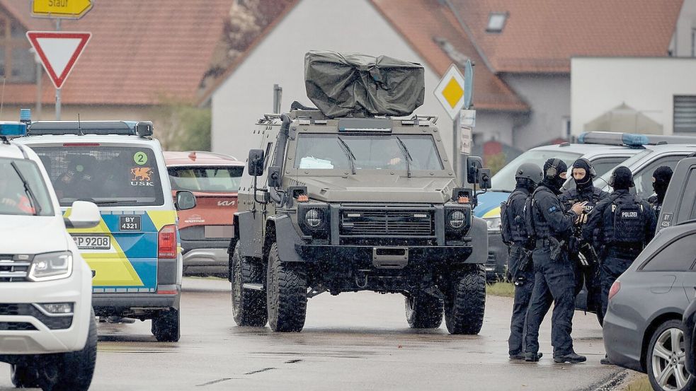 Nach den Schüssen auf zwei Behördenmitarbeiter verschanzte sich der mutmaßliche Täter in einem Haus. Foto: Tizian Gerbing/dpa
