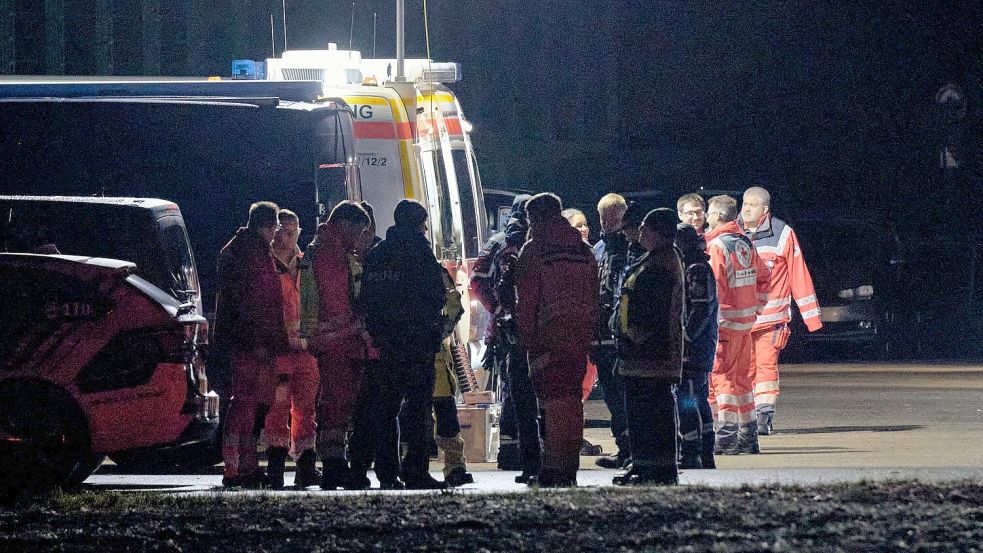 Der Einsatz zog sich bis tief in die Nacht. Foto: Tizian Gerbing/dpa