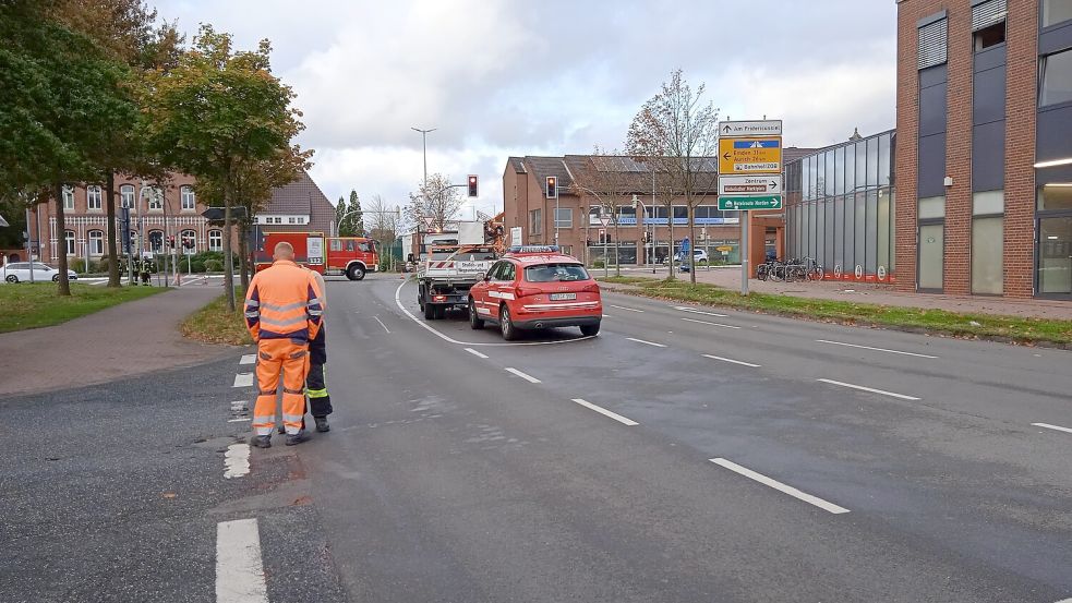 Einige Straßenzüge mussten für die Reinigung der Fahrbahn gesperrt werden. Foto: Feuerwehr Norden