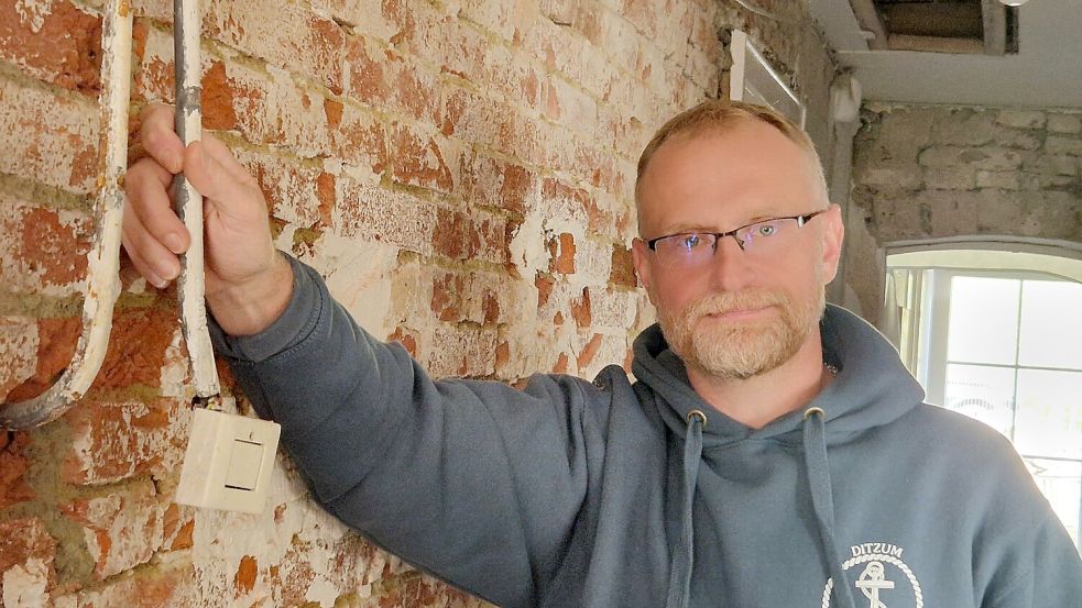 Damian Kowarsz macht bis auf spezielle Bereiche wie die Elektrik und Heizungsarbeiten fast alles selbst. Auch den Putz an den Wänden im Flur des Hauses hat er eigenhändig entfernt. Foto: Tatjana Gettkowski
