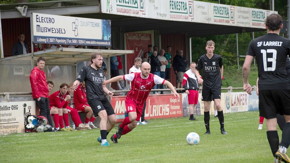 In den vergangenen beiden Spielzeiten hat Ihrhove (Mitte Thido Beening) gegen die Gäste aus Larrelt (schwarze Trikots Jona Mastnak und Jonas Nessen) verloren – 1:2 und 1:5. Archivfoto: Lohmann