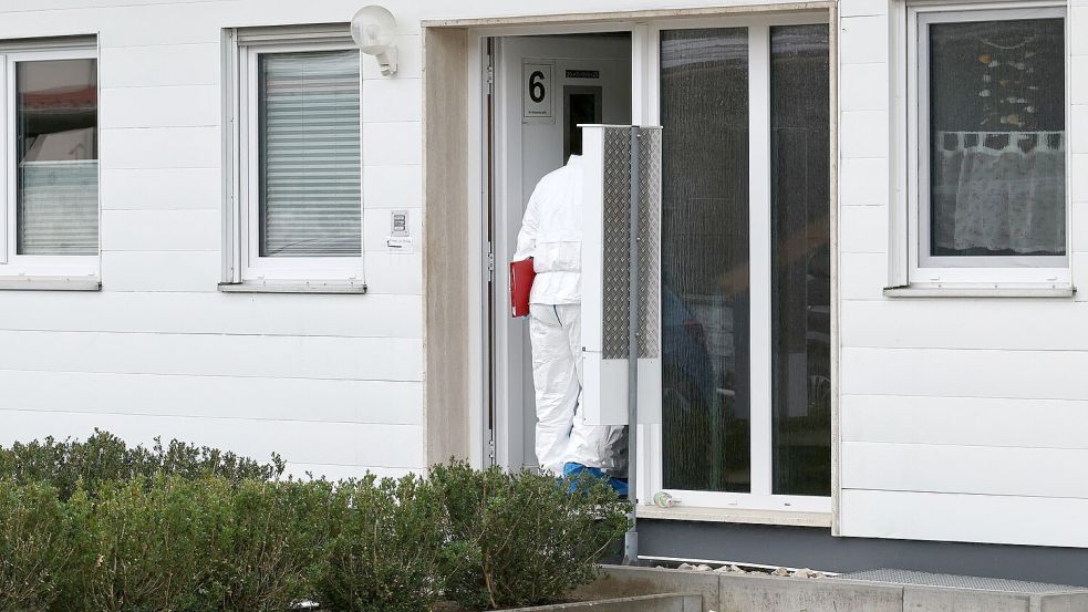 Am Tatort suchten Spezialisten am Freitag weiter nach Spuren. Foto: Daniel Löb/dpa