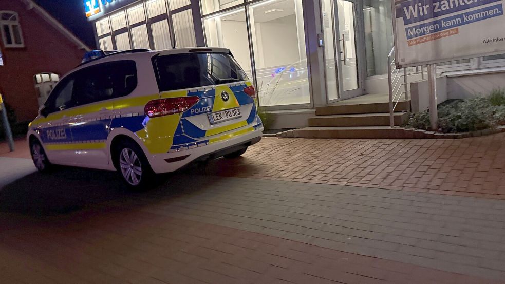 Einsatzkräfte der Polizei nahmen den Vorfall am Mittwochabend am Untenende in Rhauderfehn auf. Foto: privat