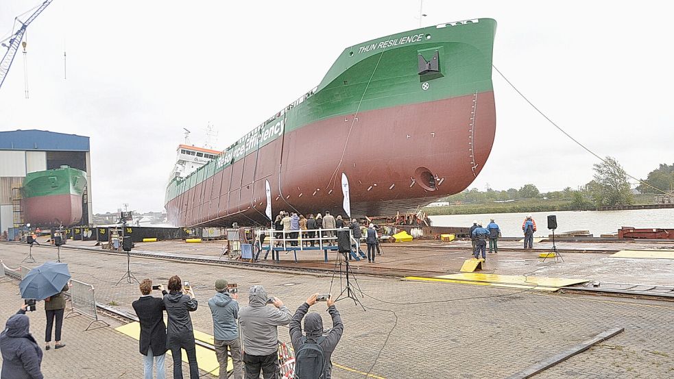 Das Heck des neuen Tankers erreichte das Hafenbecken vor dem Bug. Foto: Bodo Wolters