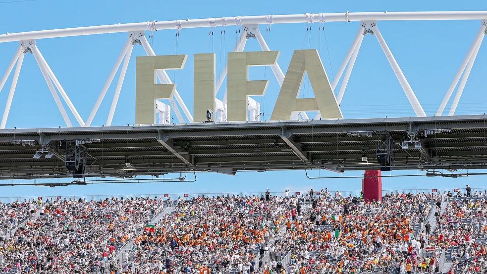 Ein FIFA-Logo bei WM in den USA, Mexiko und Kanada. (Archivbild) Foto: Jan Woitas/dpa