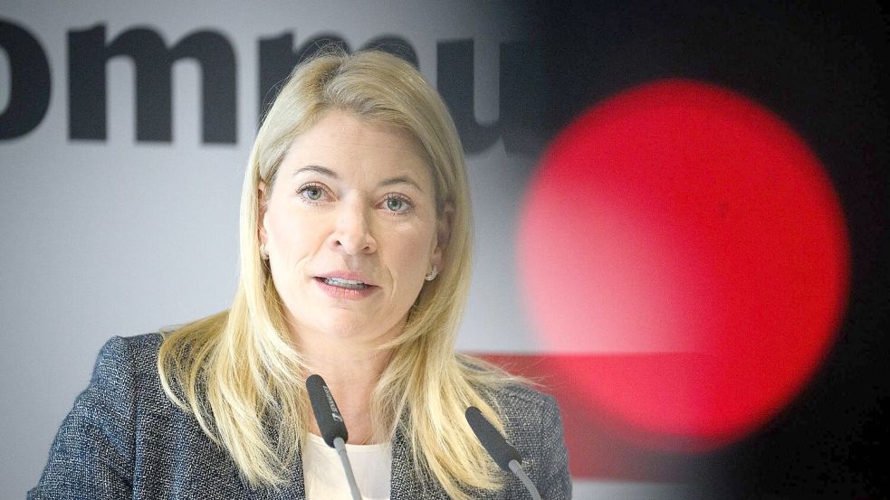 Bahnchefin Evelyn Palla hatte bereits angekündigt, dass die Generalsanierung wichtiger Strecken länger dauern wird. (Archivbild) Foto: Bernd von Jutrczenka/dpa