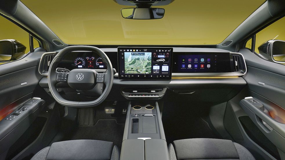 Ein Blick ins Cockpit: Zu den Highlights gehört das erstmals in einem europäischen Volkswagen angebotene Beifahrerdisplay. Foto: Volkswagen AG